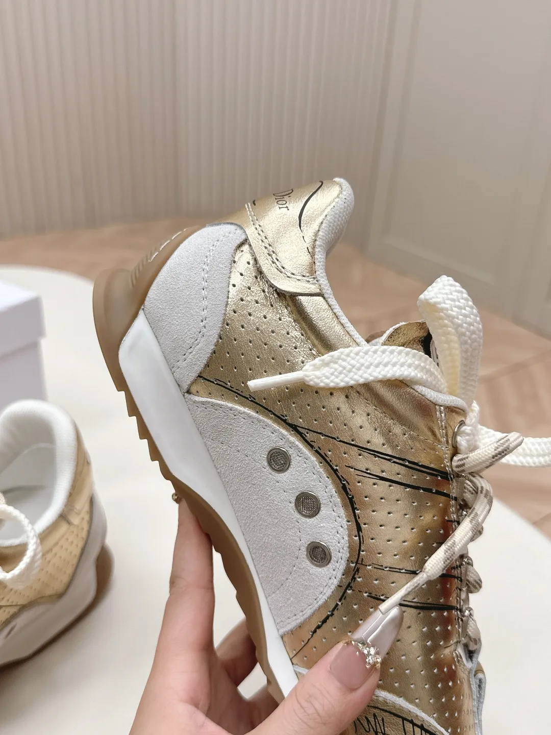 👟👟Ex-factory price 660👟👟 Dior sketch Dior spring and summer catwalk style graffiti sketch moral training shoes Forrest shoes. Original development. The most photographed item in the 25ss spring and summer show. This pair of shoes has changed the single design style of Forrest shoes in the previous impression. It retains the original shape. The details are very in line with the current fashion trend, but it also incorporates the manager's new understanding and retro feelings for Forrest shoes. The overall feeling is brand new. The material is a bit matte leather, full of retro style. It looks very high-end. The feeling on the foot is very convex. The upper foot is really good-looking and versatile. It can be worn with any style of clothes, pants and skirts. It looks good on anyone. Original combination outsole Size: 35-45